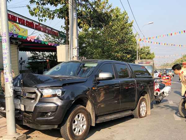 Hàng chục cảnh sát truy đuổi gắt gao 'xe bán tải tông văng CSGT'
