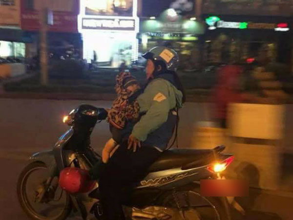 Hình ảnh xúc động trước thềm 8/3: Nữ tài xế Uber địu em bé đi làm cùng trong đêm muộn