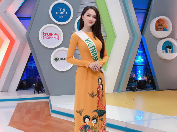 Hương Giang tự tin nói tiếng Anh, lại trả lời phỏng vấn xuất sắc trên sóng truyền hình Thái Lan