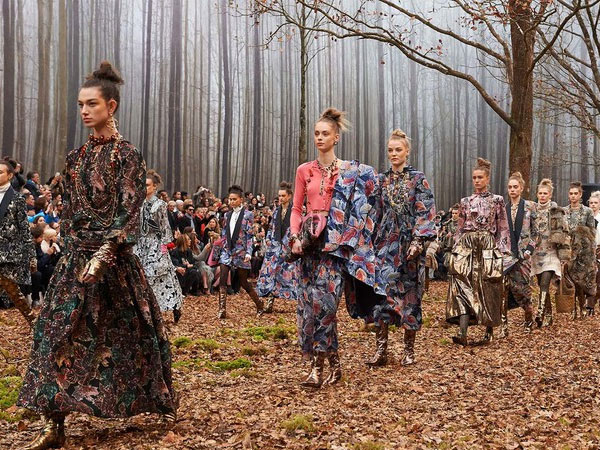 Khu rừng phủ ngập lá vàng thành sàn diễn thời trang trong show Chanel