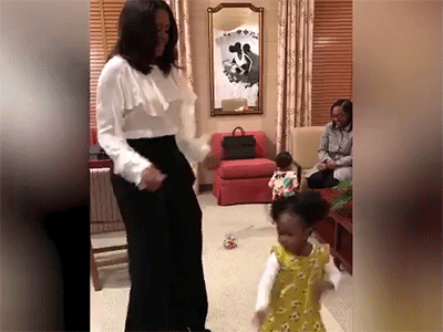 Michelle Obama khiêu vũ cùng bé hai tuổi mê chân dung của bà