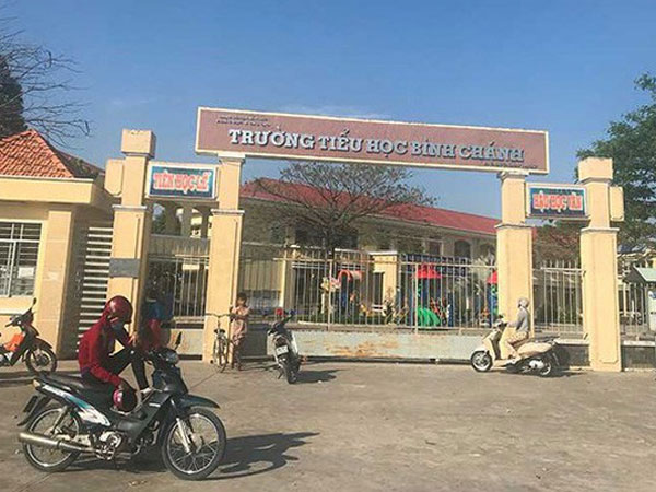 Nhân chứng vụ cô giáo quỳ xin lỗi: 'Quỳ 40 phút ông Thuận mới chịu'