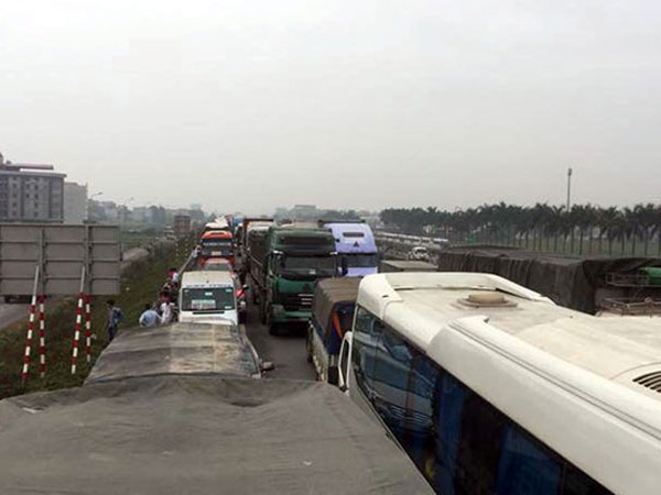 Ôtô tải gặp nạn, cao tốc Hà Nội - Bắc Giang tê liệt hơn 4 giờ