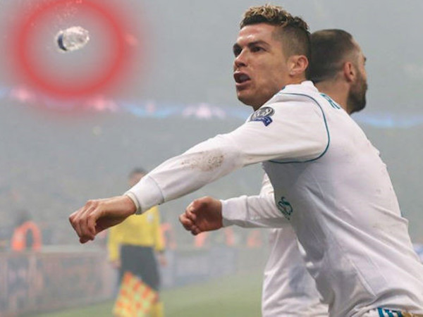 Ronaldo may mắn không lĩnh trọn chai nước