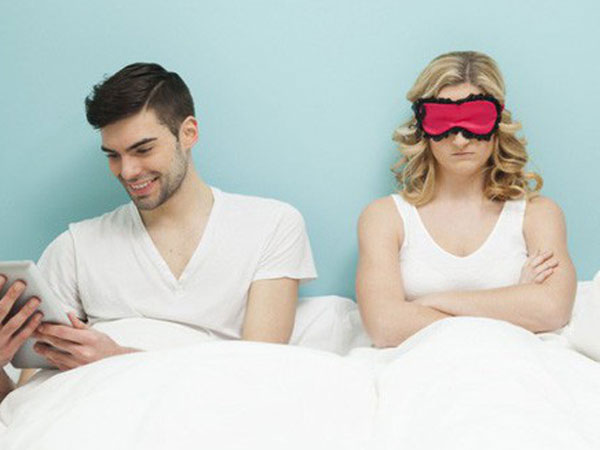 Sốc khi chồng 'bỏ rơi' vợ trên giường, mải mê xem phim sex