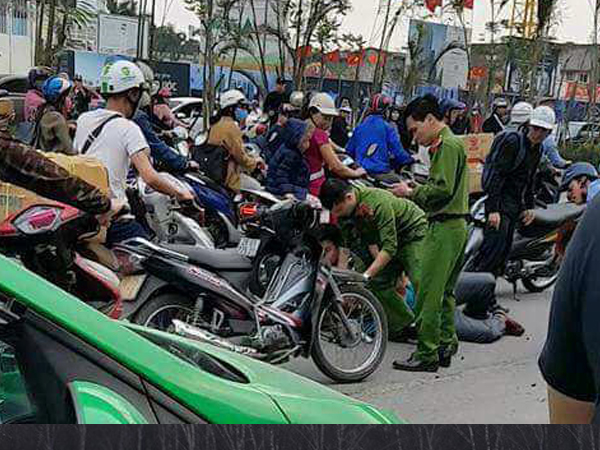 Tài xế ôtô chở khách hành hung cảnh sát