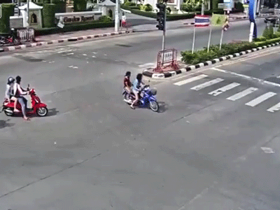 Video: Sang đường bất cẩn, hai cô gái đi xe máy bị đâm bay