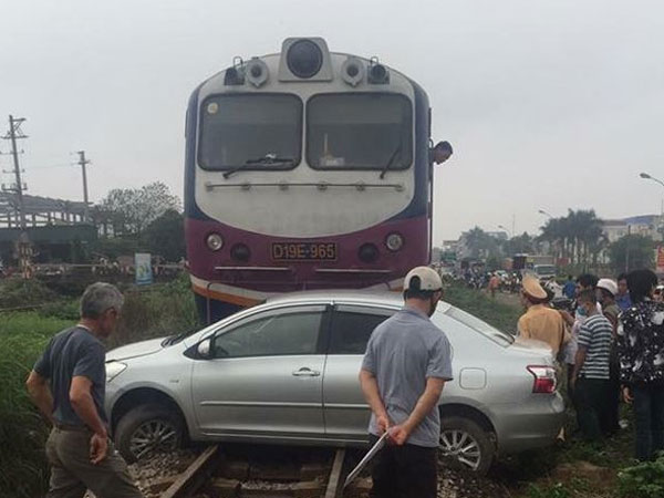 Xế hộp chết máy trên đường bị tàu hỏa đâm trúng