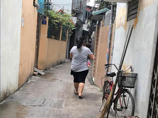 Câu chuyện phía sau tấm lưng của một mẹ sề bế con tha thẩn trong ngõ khiến trái tim chị em vụn vỡ