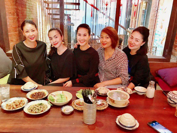 Đi ăn cùng bạn bè, Hà Tăng lại khéo léo che chắn vòng hai giữa tin đồn bầu bí?