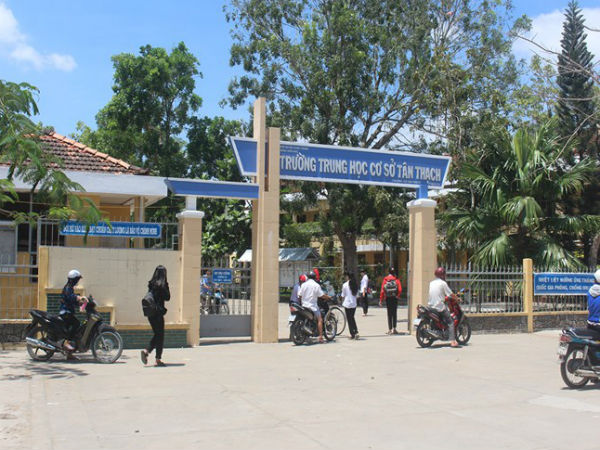 Nam sinh lớp 8 tấn công cô giáo tiếng Anh bị tạm ngừng học