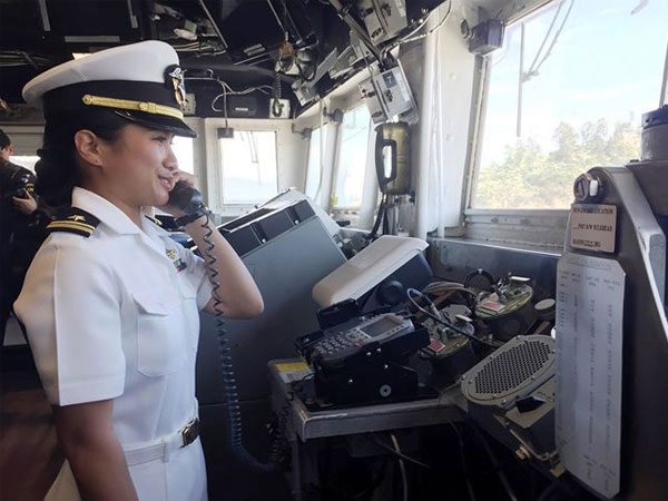 Những bóng hồng trên tàu sân bay Mỹ USS Carl Vinson