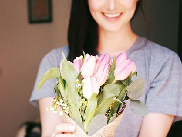 Phụ nữ, dù chọn mình là bông hoa nào, hãy cứ rực rỡ nhất trong thời điểm ấy