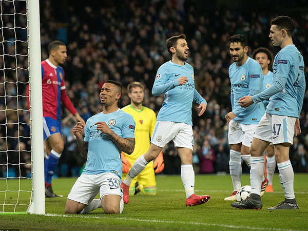 Man City vào tứ kết dù thua ngay trên sân nhà
