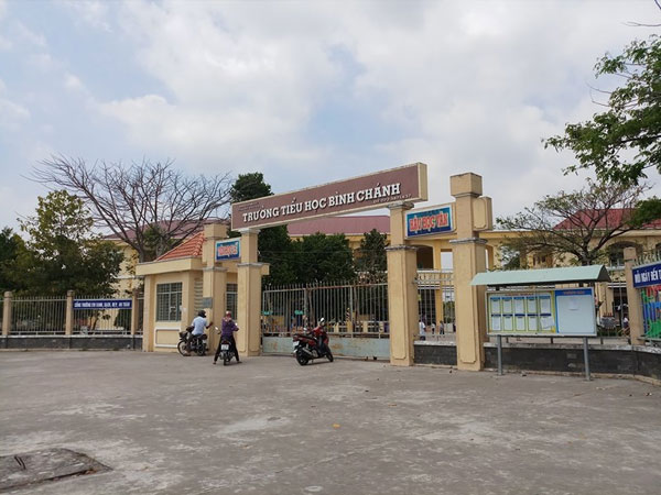 Vụ cô giáo quỳ gối: Hiệu trưởng xin nhận khuyết điểm
