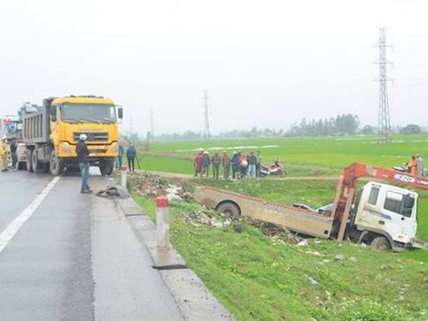 Xe cứu hộ giao thông lấn làn húc văng ôtô chở 5 người