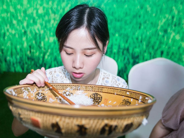 6 cô gái ‘ăn thùng uống vại’ khiến người xem choáng váng
