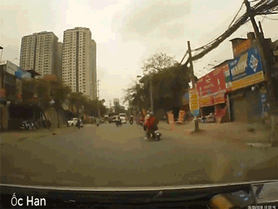 Bị kẻ gian cướp điện thoại khi đang ngồi sau xe GrabBike, cả tài xế và khách đều ngã ra đường