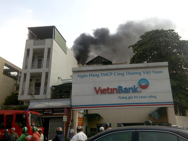 Cháy tiệm tân trang xe máy, nhiều người tháo chạy