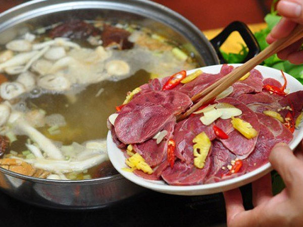 Chị em cần biết: Loại rau dù ngon, bổ nhưng tuyệt đối không kết hợp với lẩu này kẻo sinh ra độc tố