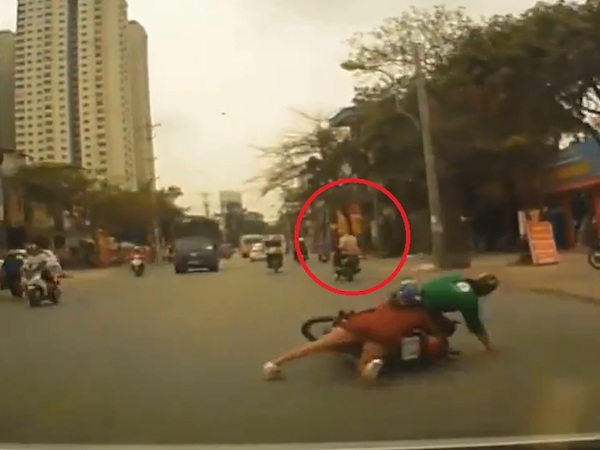 Clip: Bị cướp giật, cô gái cùng tài xế Grab ngã xuống đường