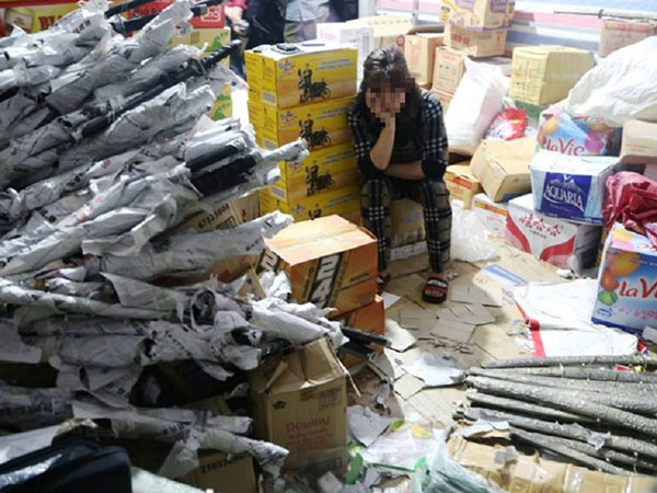 Công an thu giữ cả kho súng, kiếm, dụng cụ kích dục