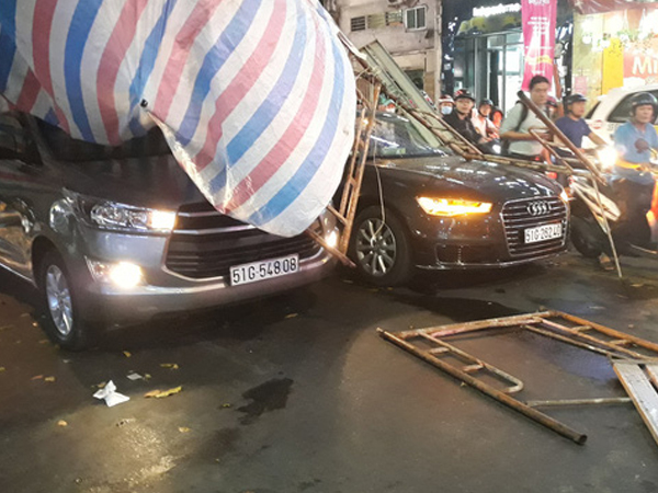 Giàn giáo đổ sập, đè bẹp 2 ô tô, nhiều người thoát chết trong gang tấc