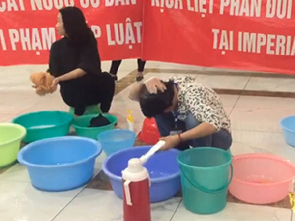 Gội đầu giữa sảnh, xe máy leo tầng: Chưng cư cao cấp như thời bao cấp