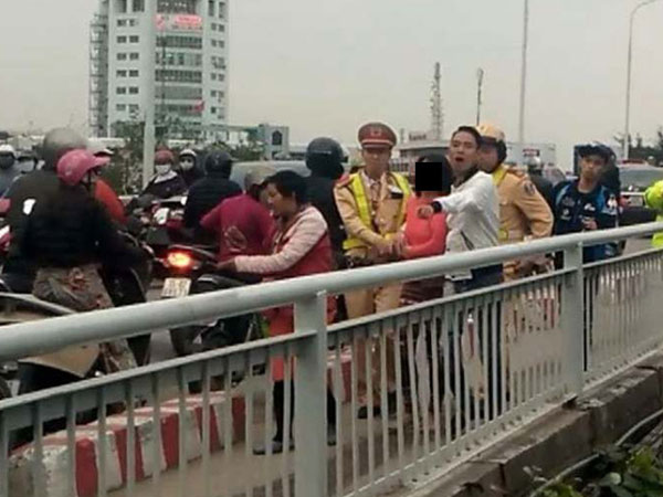 Nghi mâu thuẫn tình cảm, cô gái định nhảy cầu tự tử