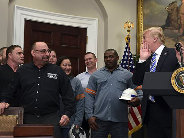 Trump nói hớ tại lễ tuyên bố sắc lệnh đánh thuế thép và nhôm