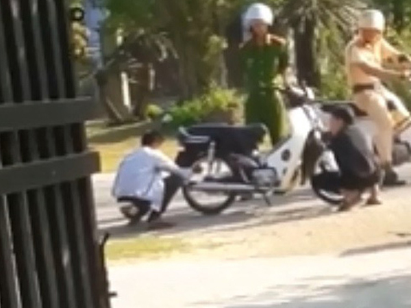Luật nào quy định CSGT xì bánh xe của người vi phạm?