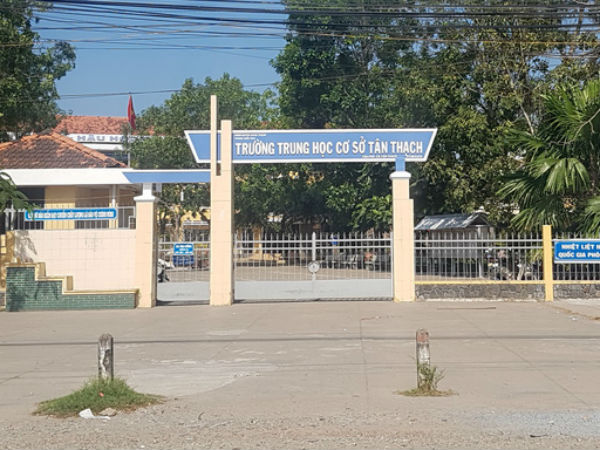 Nam sinh lớp 8 bóp cổ cô giáo đã đi học lại