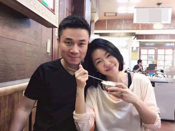 Bắt quả tang tin nhắn chồng với nhân tình, cô vợ trẻ 'ủ mưu' in hết ra rồi ép plastic gửi nhà nội