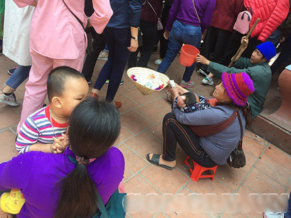 'Cái bang' đổ bộ đền Mẫu Đồng Đăng moi tiền du khách