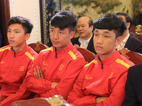Mang cả lô đất, 1 ha cao su đấu giá áo, bóng có chữ ký U23 Việt Nam