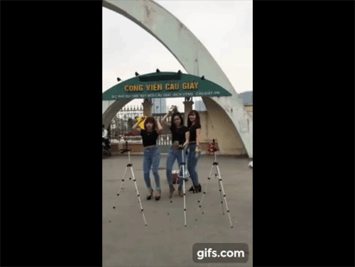Clip gây chú ý: 3 cô gái lên nhạc rồi quẩy tưng bừng như đi bar chỉ để… bán xôi buổi sáng?