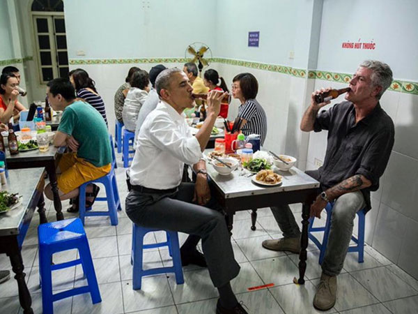 Đầu bếp ăn bún chả cùng Obama bối rối trước ảnh bàn trong tủ kính