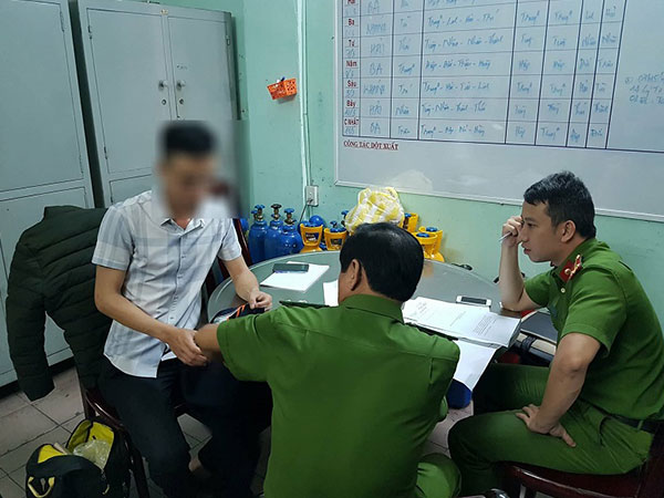 Ghi hình quán bar, 1 phóng viên bị giam giữ, đánh hộc máu mũi