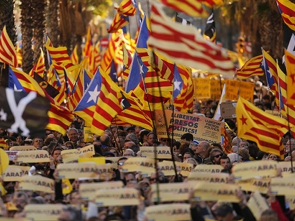 Hơn 40.000 người tuần hành đòi độc lập cho Catalonia