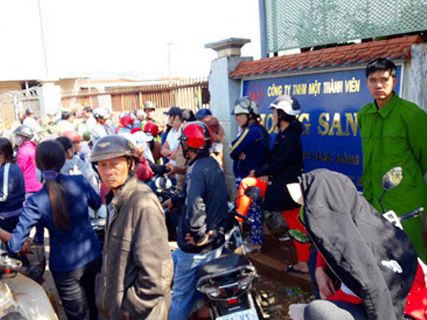 Nghi công ty vỡ nợ, hàng trăm người kéo đến siết tài sản