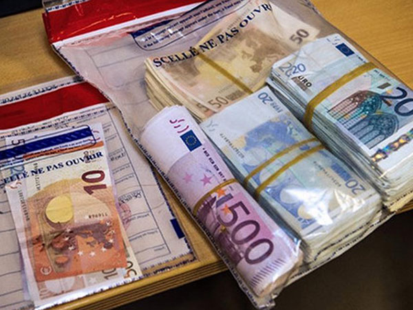 Nhân viên đường sắt trả lại 1.000 euro cho khách đi tàu