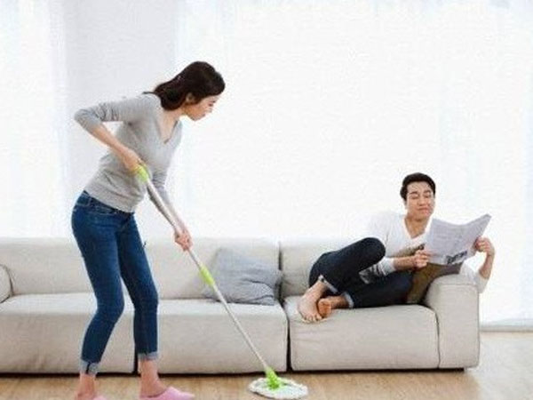 Ứa nước mắt khi chồng kệ vợ làm mọi việc