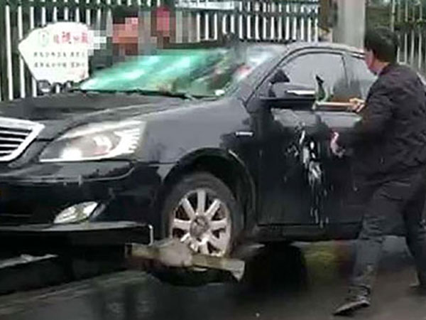 Bị phạt quá nhiều lỗi, chủ xe lấy búa phá xế hộp