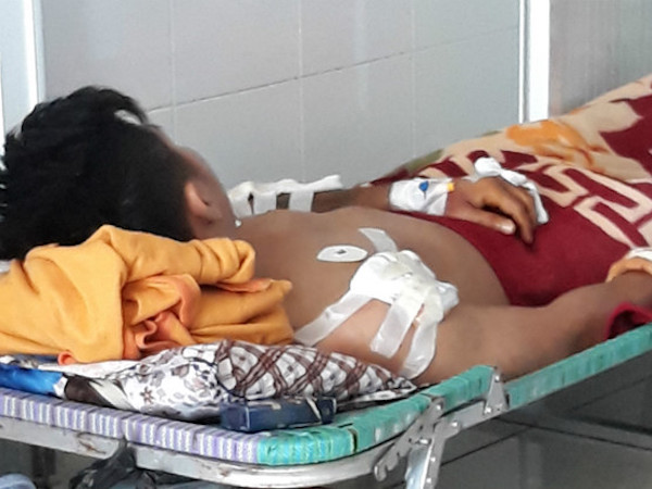 Can ngăn khi thấy bạn gái bị ghẹo, một người bị chém