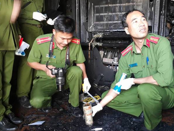 Cảnh sát khám nghiệm hiện trường căn nhà cháy 5 người chết ở Đà Lạt