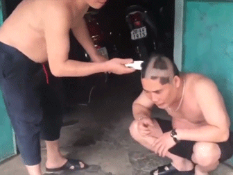 Clip: Hai chú trung niên chơi oẳn tù tì cạo đầu khiến cư dân mạng cười không nhặt kịp mồm