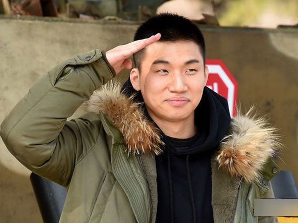 Daesung đã cạo đầu, chính thức nhập ngũ cùng G-Dragon và các thành viên Big Bang vào hôm nay