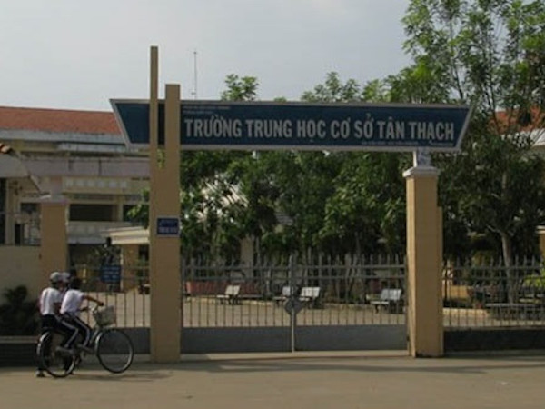 Đình chỉ học tập một năm nam sinh bóp cổ cô giáo trong lớp