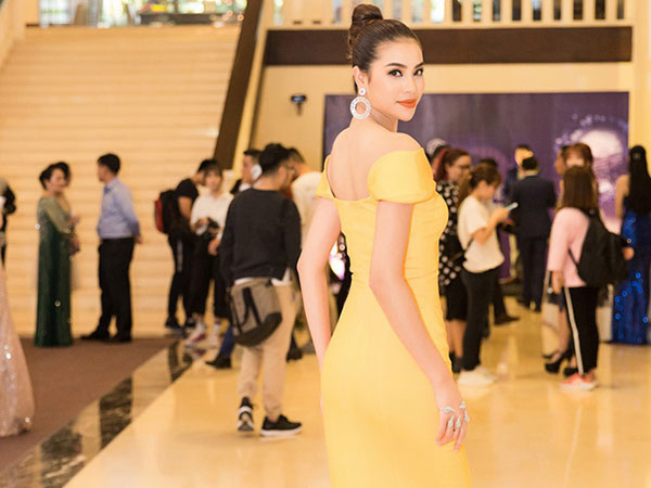 Hoa hậu Phạm Hương diện đầm vàng rực rỡ, khoe trọn vẻ đẹp kiêu sa