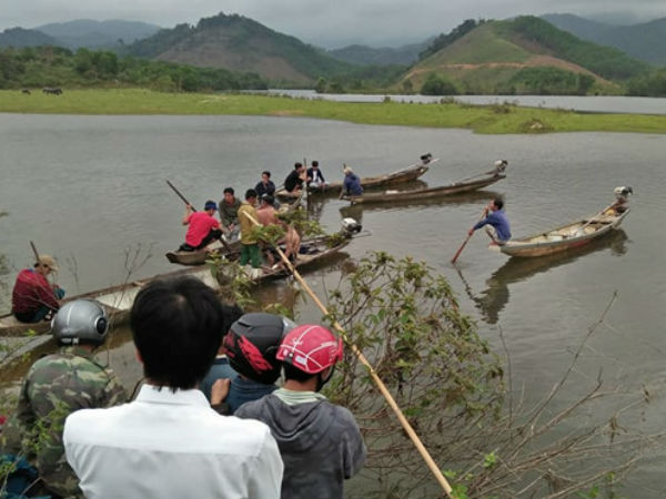 Khám nghiệm thi thể bé gái 11 tuổi nổi trên sông nghi kẻ xấu hãm hại